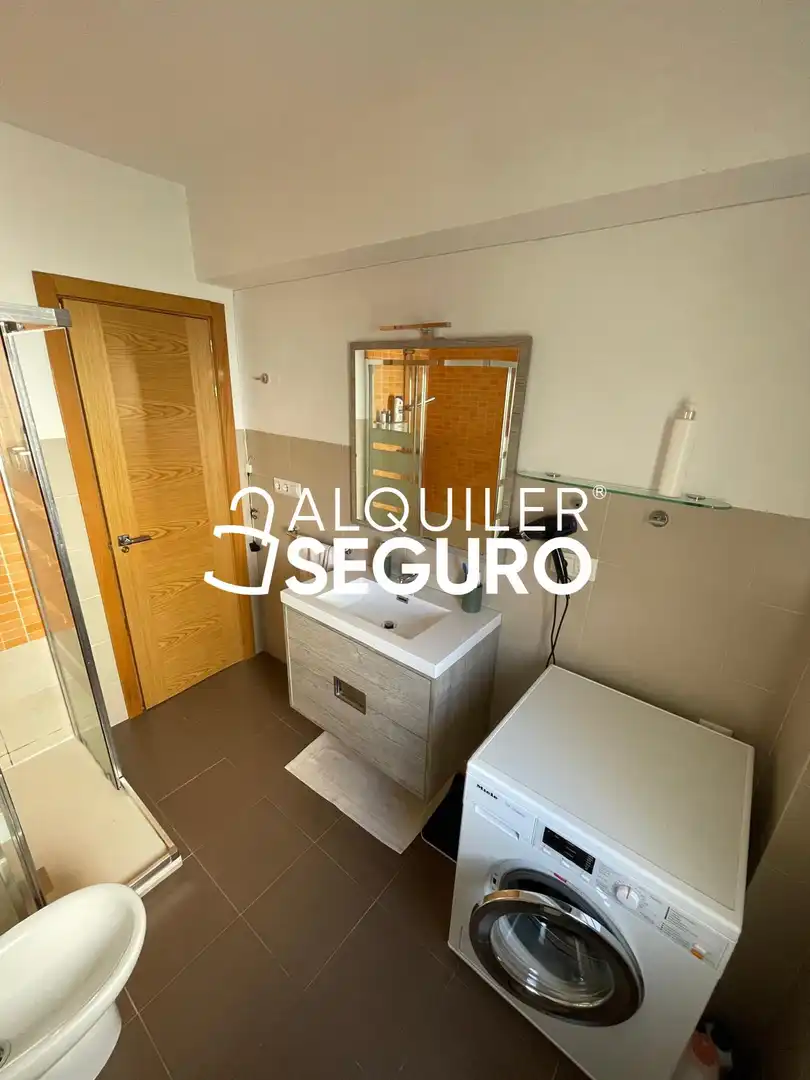 Baño de Piso de alquiler en Madrid con Aire acondicionado, Calefacción y Terraza