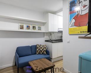 Dormitori de Apartament de lloguer en  Madrid Capital amb Calefacció, Parquet i Moblat