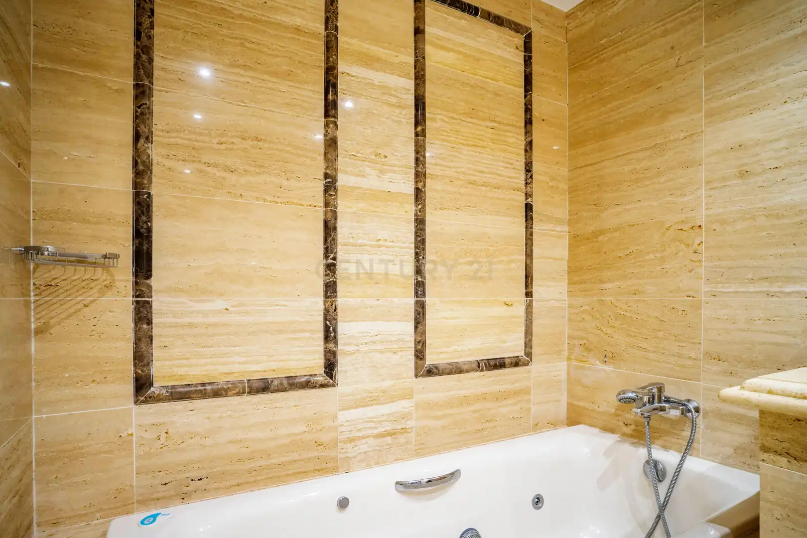 Badezimmer von Wohnungen zum Verkauf in Marbella mit Klimaanlage, Privatgarten und Ofen