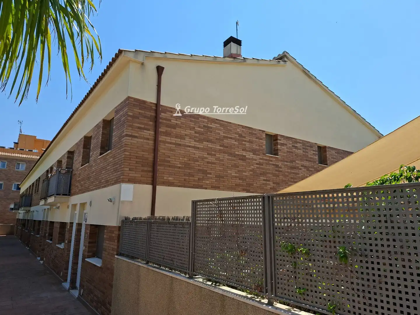Außenansicht von Einfamilien-Reihenhaus zum Verkauf in El Vendrell mit Privatgarten, Schwimmbad und Gemeinschaftspool