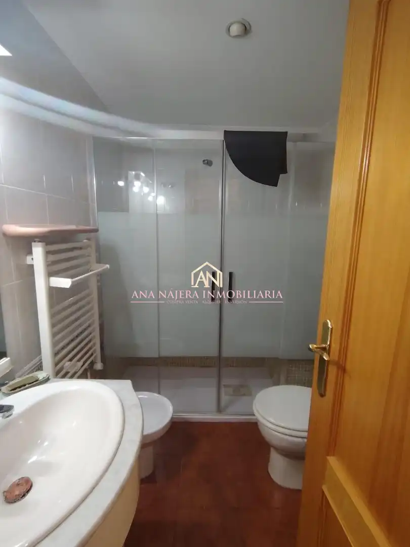 Badezimmer von Dachboden zum Verkauf in La Pobla de Vallbona mit Heizung und Abstellraum