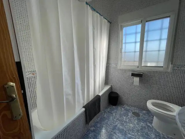 Bany de Casa o xalet en venda en Alicante / Alacant amb Aire condicionat, Calefacció i Jardí privat