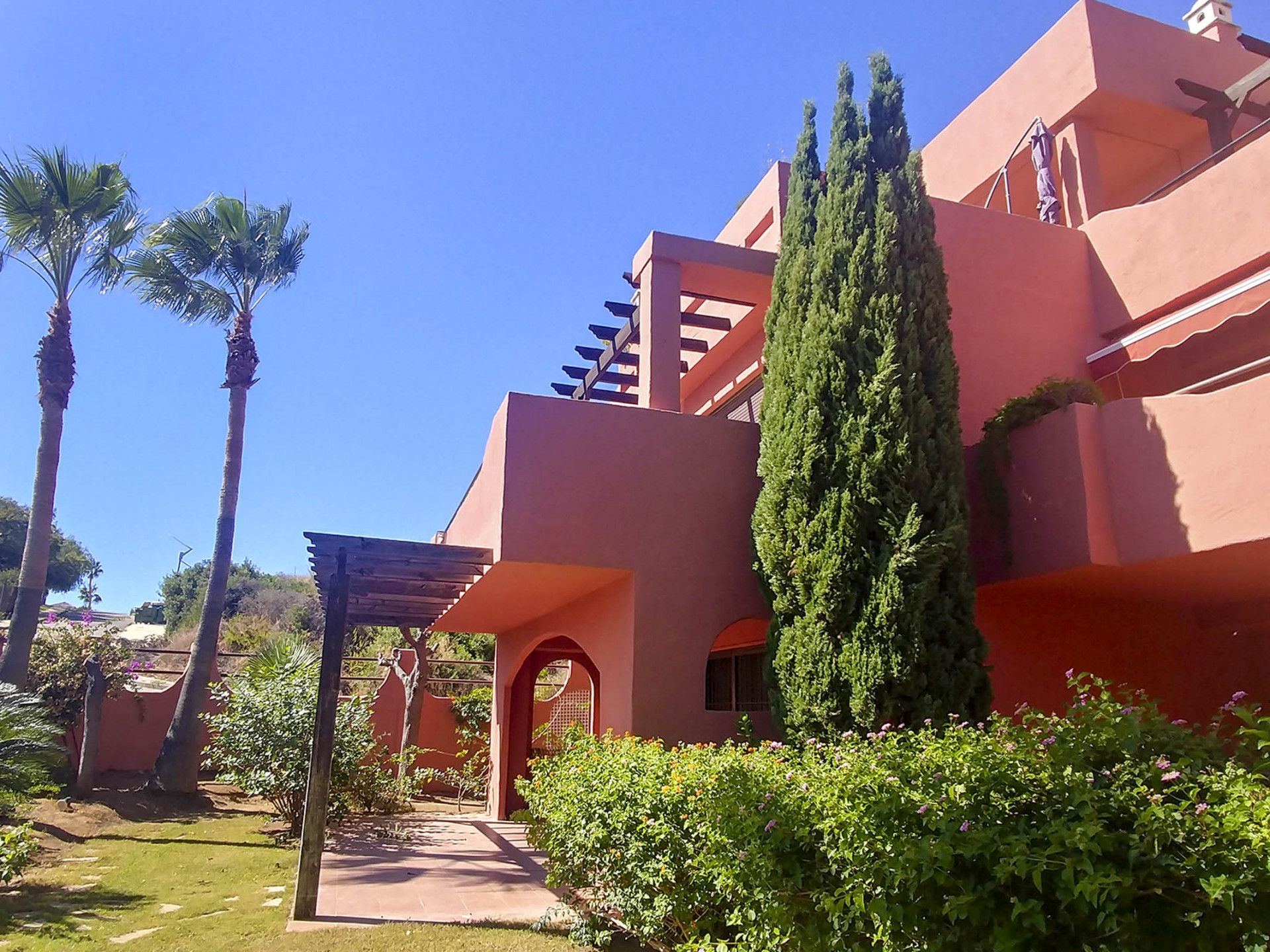 Vista exterior de Planta baixa en venda en Casares amb Aire condicionat, Jardí privat i Terrassa