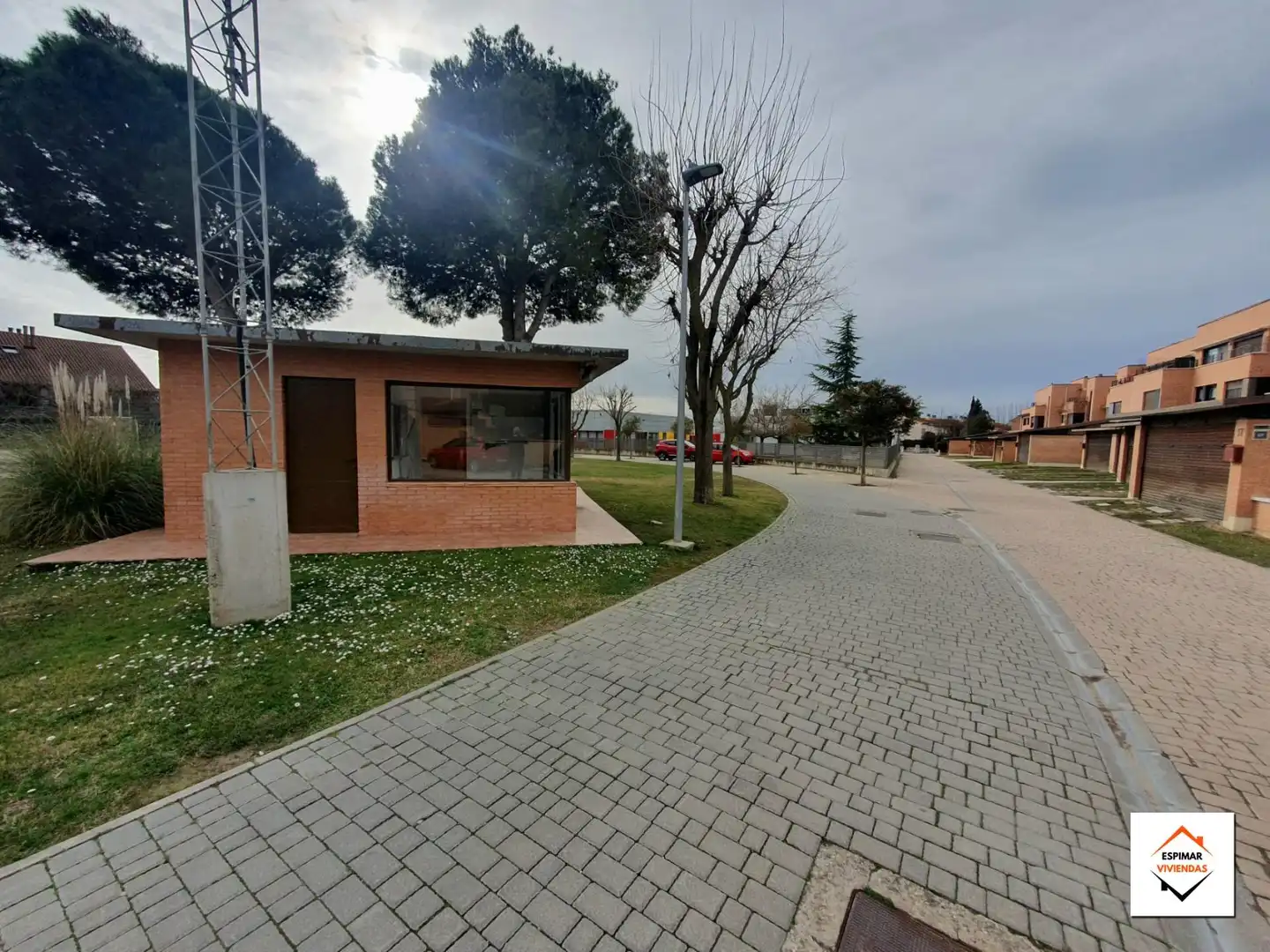 Außenansicht von Einfamilien-Reihenhaus zum Verkauf in Villanueva de Gállego mit Heizung, Privatgarten und Terrasse