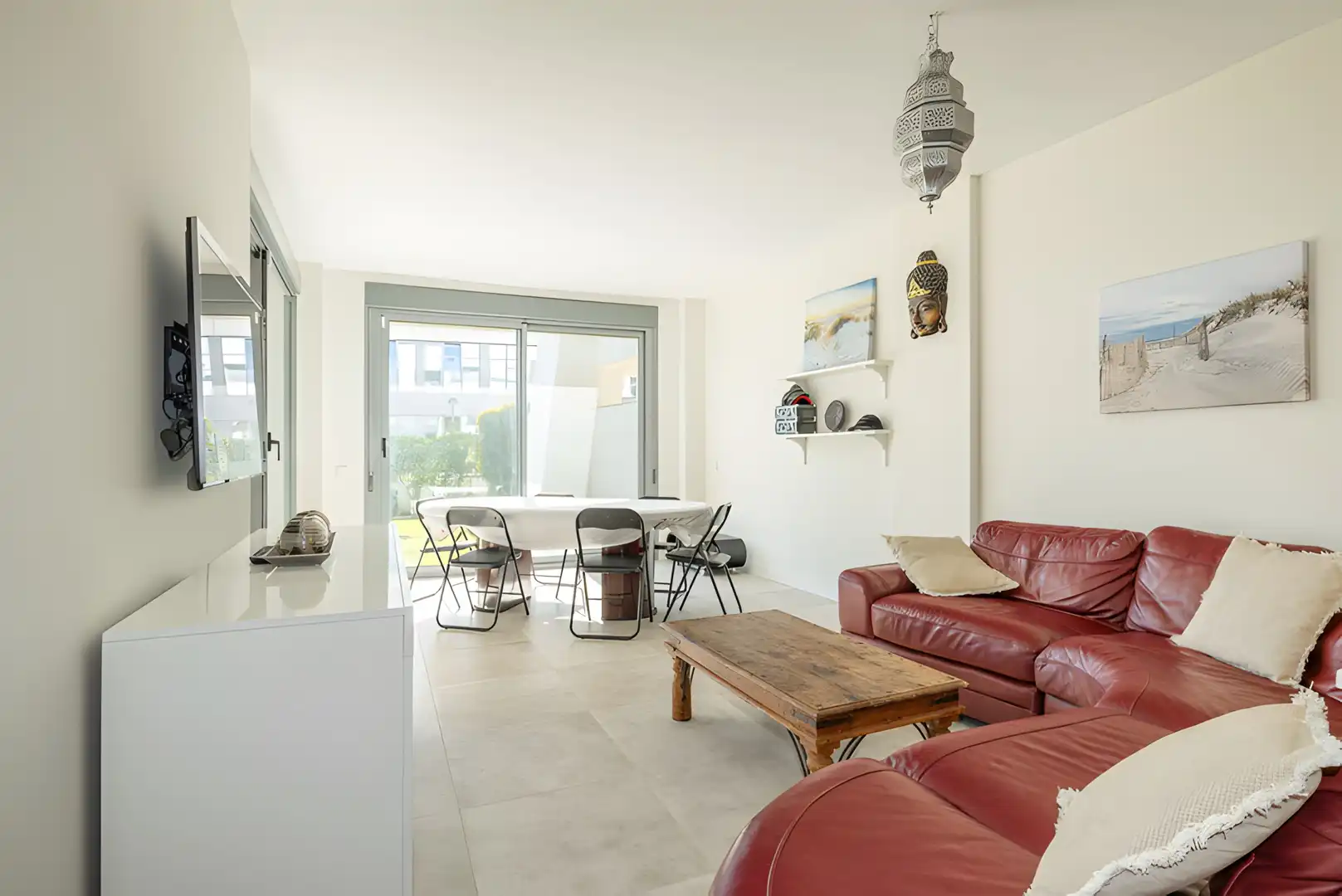 Sala d'estar de Apartament en venda en Estepona amb Aire condicionat, Jardí privat i Terrassa