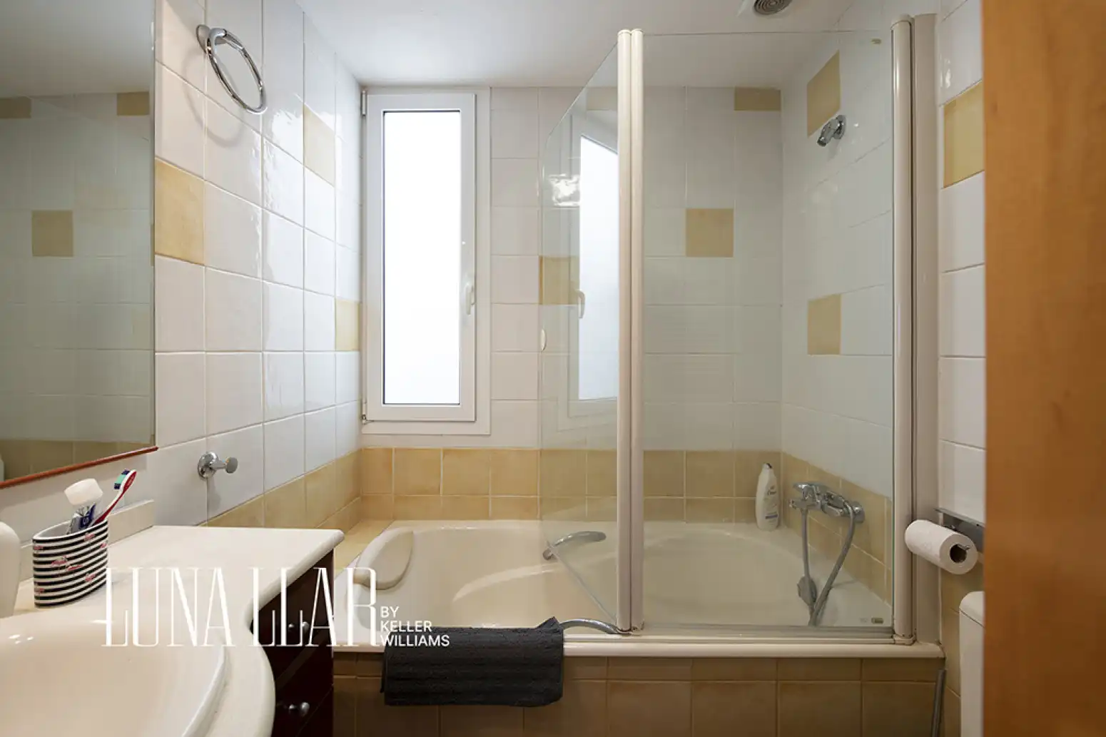Bathroom of Flat for sale in Castelldefels  with Terrace, Swimming Pool and Community pool