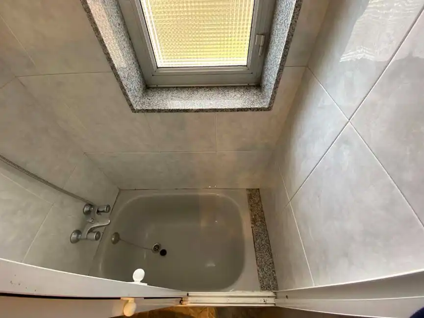 Baño de Piso de alquiler en San Martín del Rey Aurelio con Calefacción, Amueblado y Horno