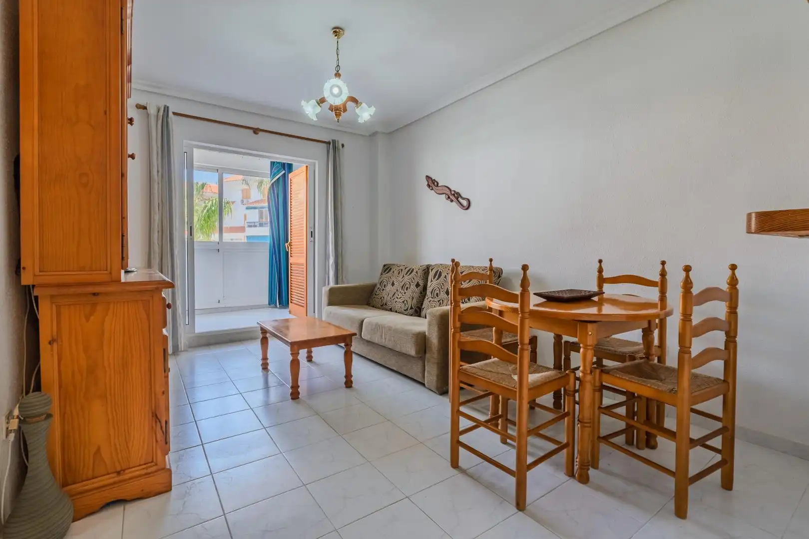 Sala d'estar de Apartament en venda en Torrevieja amb Jardí privat, Terrassa i Moblat