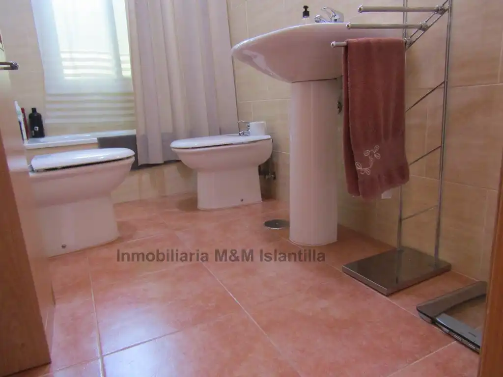 Baño de Piso en venta en Isla Cristina con Aire acondicionado, Terraza y Amueblado
