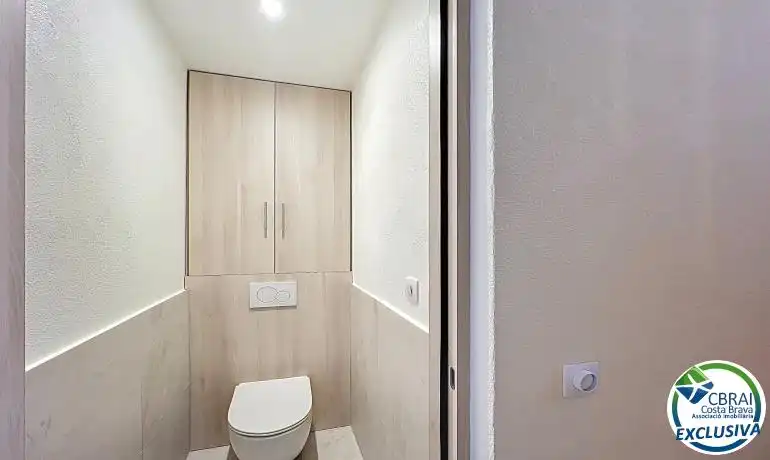 Bany de Casa o xalet en venda en Empuriabrava amb Aire condicionat, Calefacció i Jardí privat