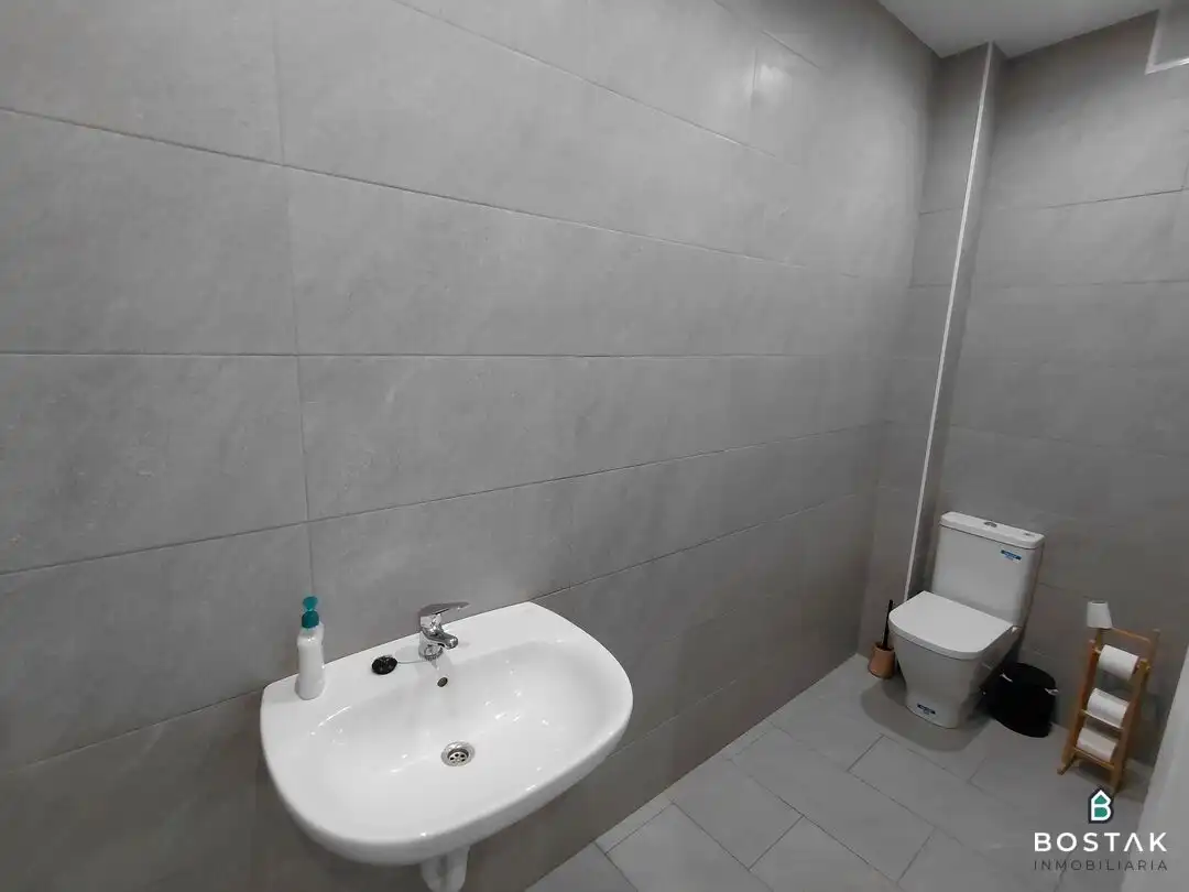 Bany de Oficina de lloguer en Bilbao  amb Calefacció