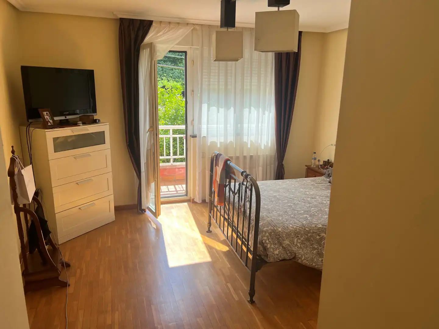 Dormitori de Casa o xalet en venda en Oviedo  amb Calefacció, Parquet i Terrassa