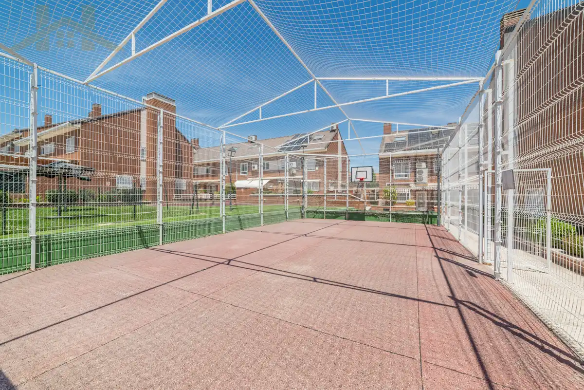 Außenansicht von Einfamilien-Reihenhaus zum Verkauf in Valdemoro mit Klimaanlage, Heizung und Privatgarten