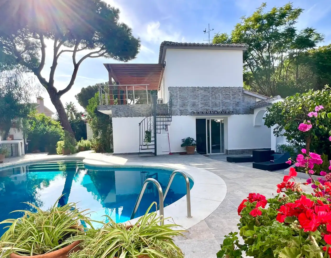 Vista exterior de Casa o chalet de alquiler en Marbella con Aire acondicionado, Calefacción y Jardín privado