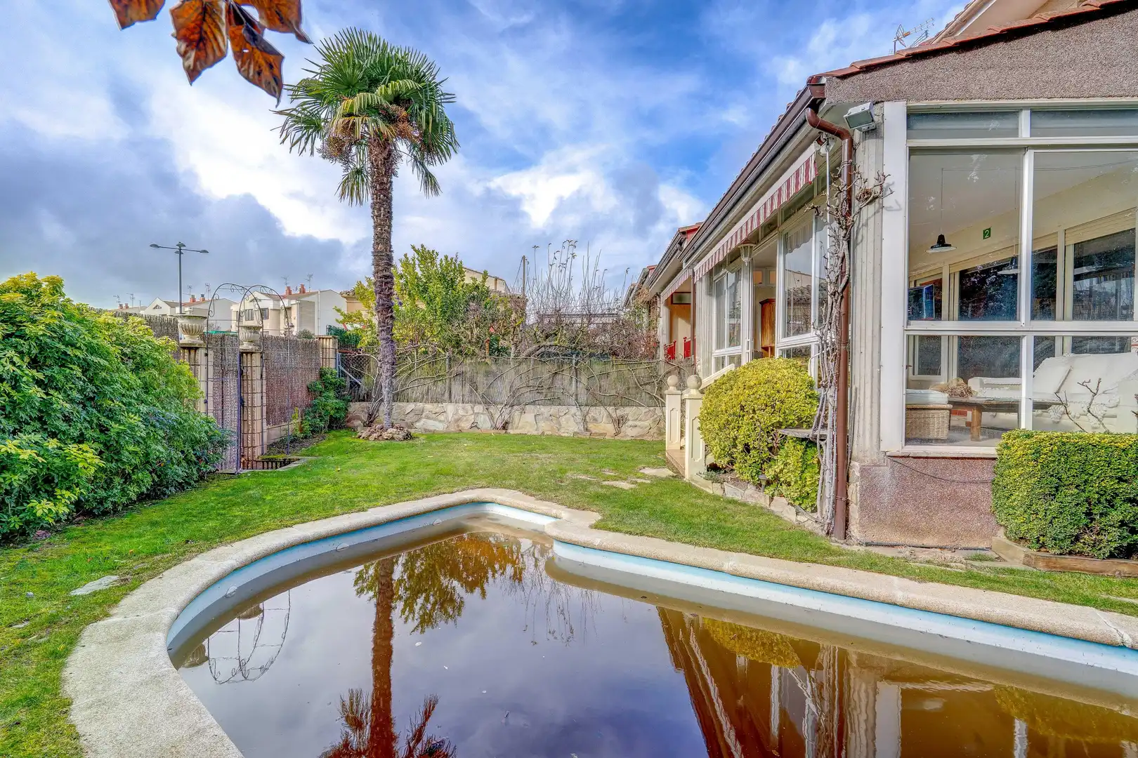 Garten von Einfamilien-Reihenhaus zum Verkauf in Anguciana mit Privatgarten, Abstellraum und Schwimmbad