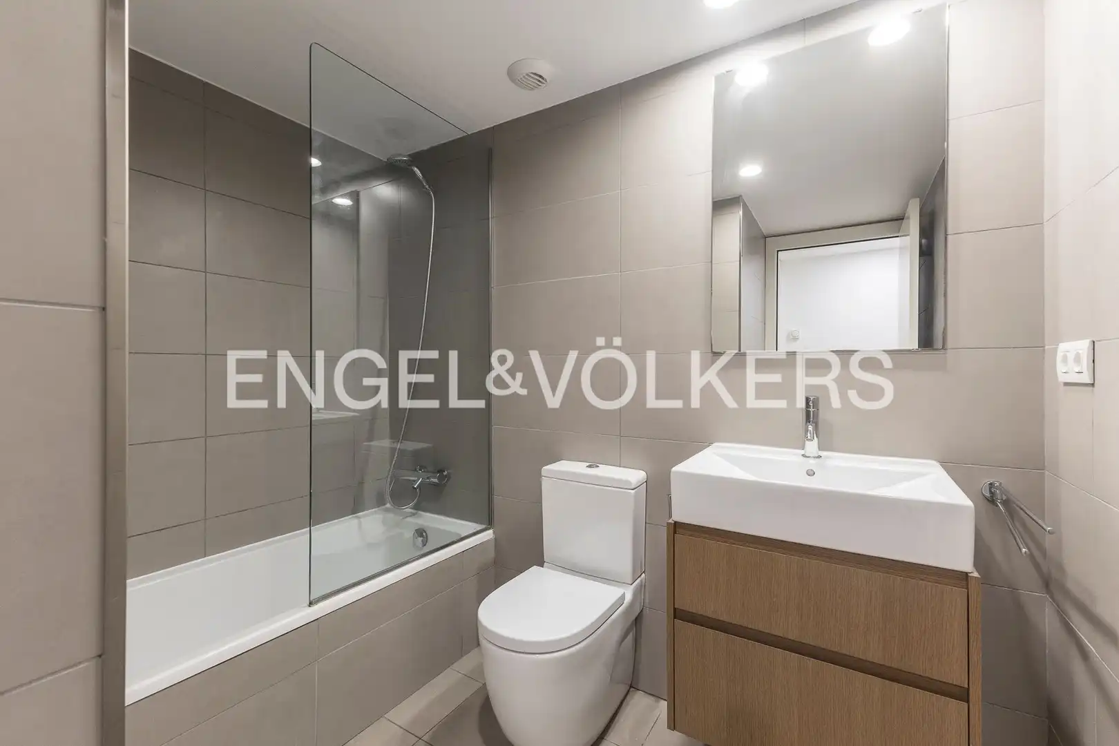 Bany de Apartament en venda en Barcelona amb Aire condicionat, Calefacció i Terrassa