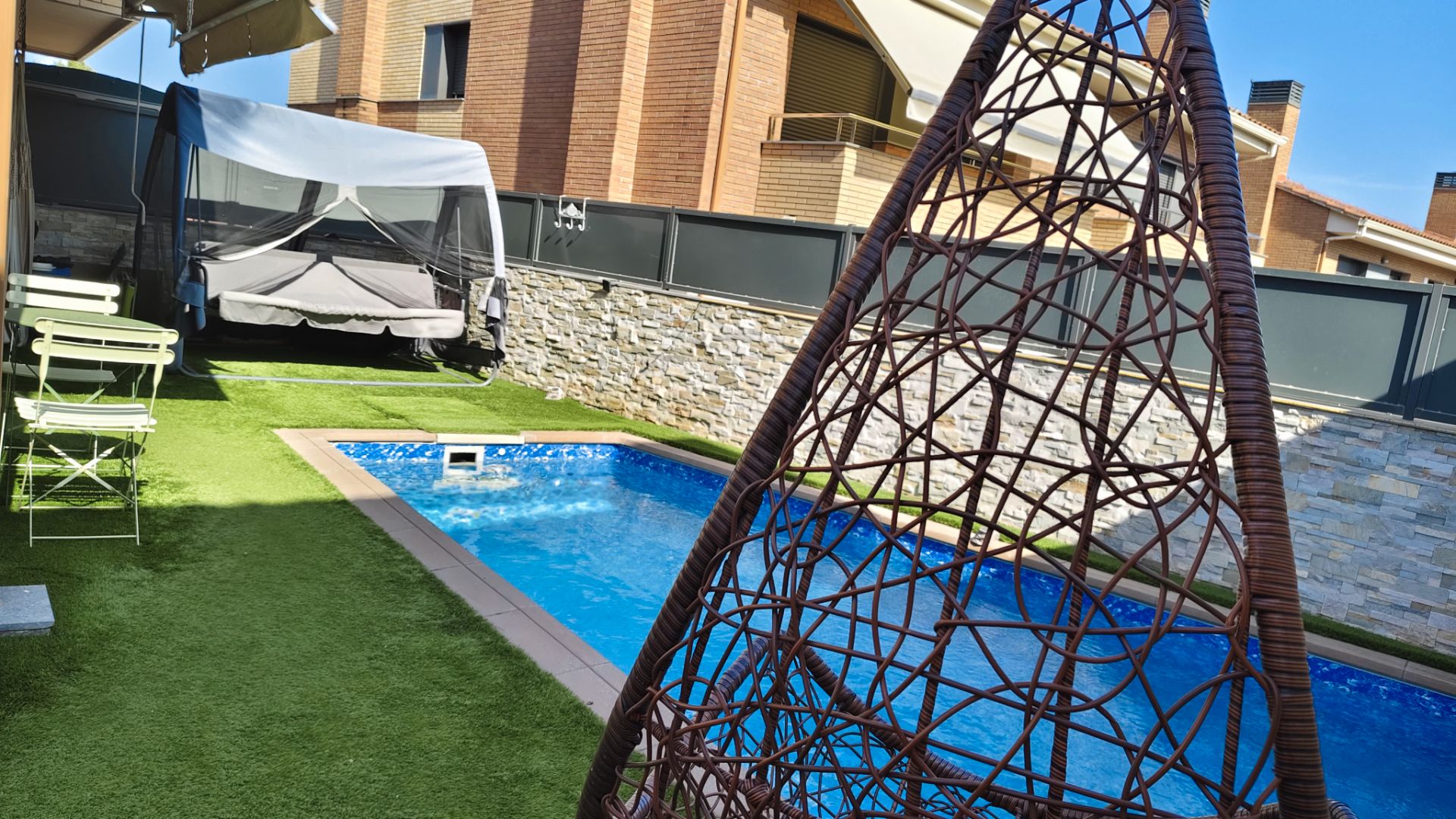Piscina de Casa adosada en venda en Cervelló amb Aire condicionat, Calefacció i Jardí privat