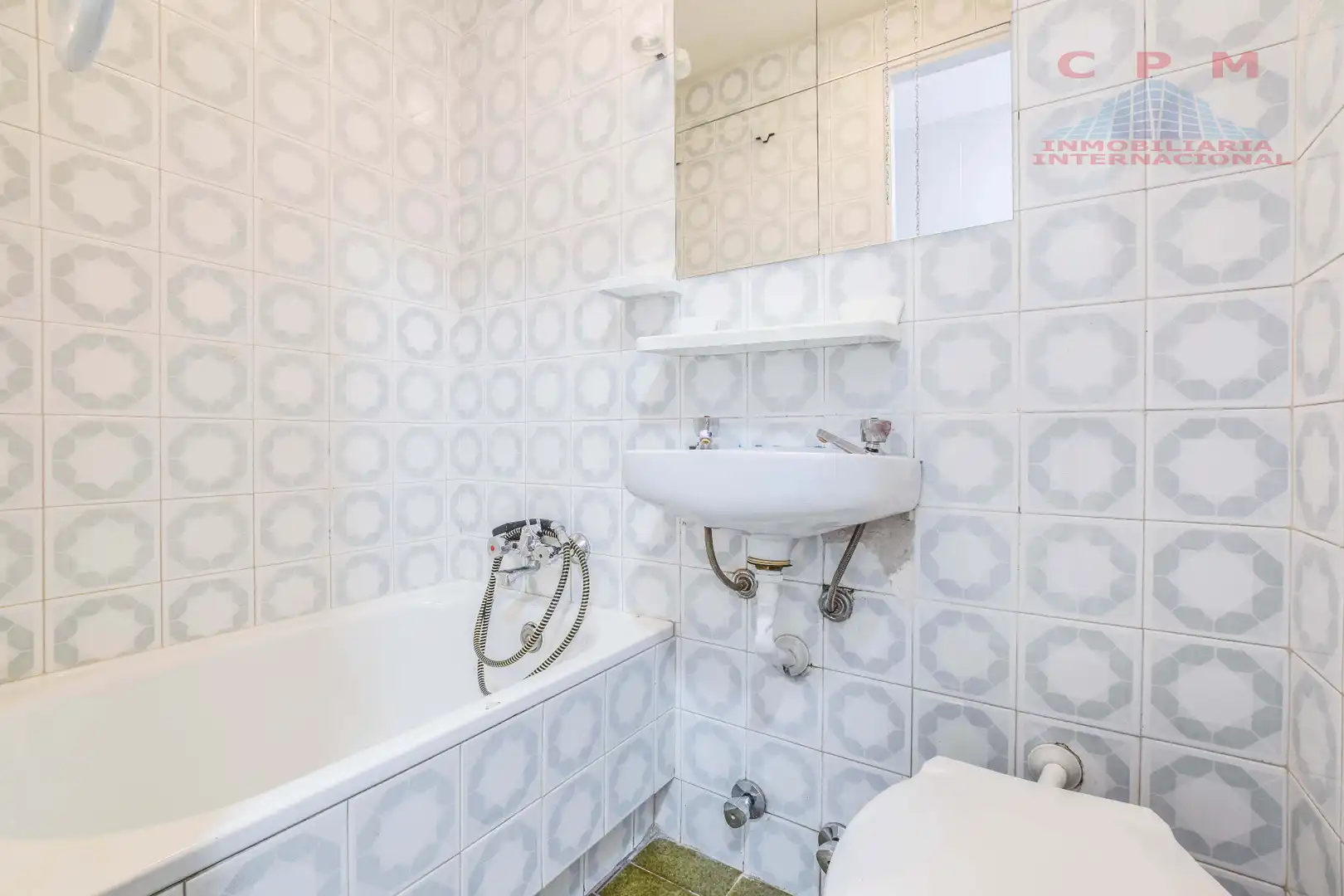 Bathroom of Attic for rent in Madrid  with Air Conditioner, Heating and Parquet flooring