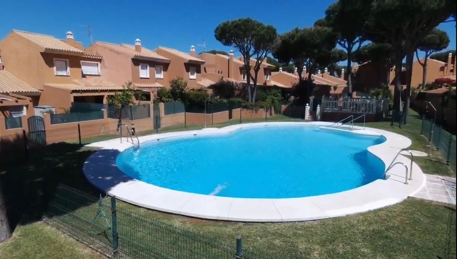 Piscina de Casa adosada en venta en Chiclana de la Frontera con Jardín privado, Terraza y Piscina comunitaria