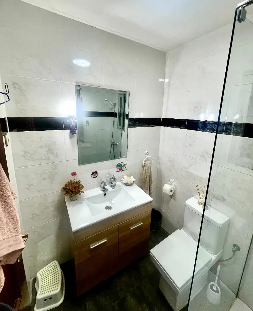 Baño de Piso en venta en Madrid con Terraza y Horno