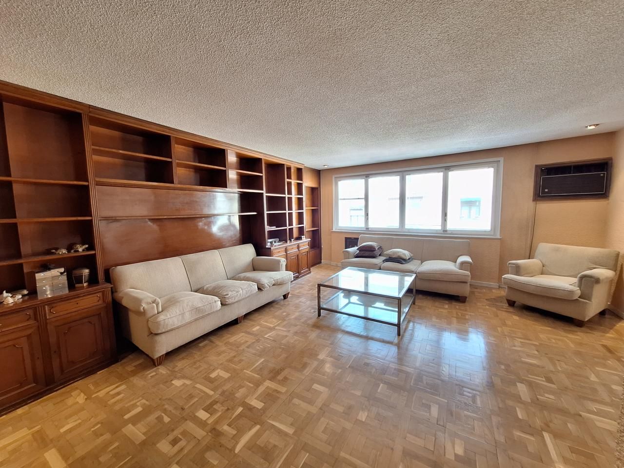 Living room of Flat for sale in  Madrid Capital  with Heating, Parquet flooring and Storage room