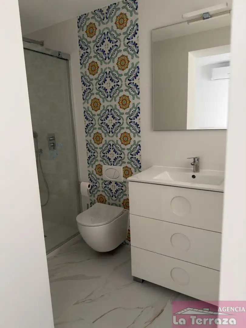 Baño de Apartamento de alquiler en Estepona con Aire acondicionado