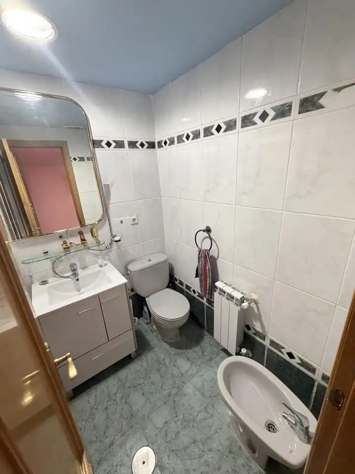 Badezimmer von Wohnung zum Verkauf in Madrid mit Heizung, Parkett und Gemeinschaftspool