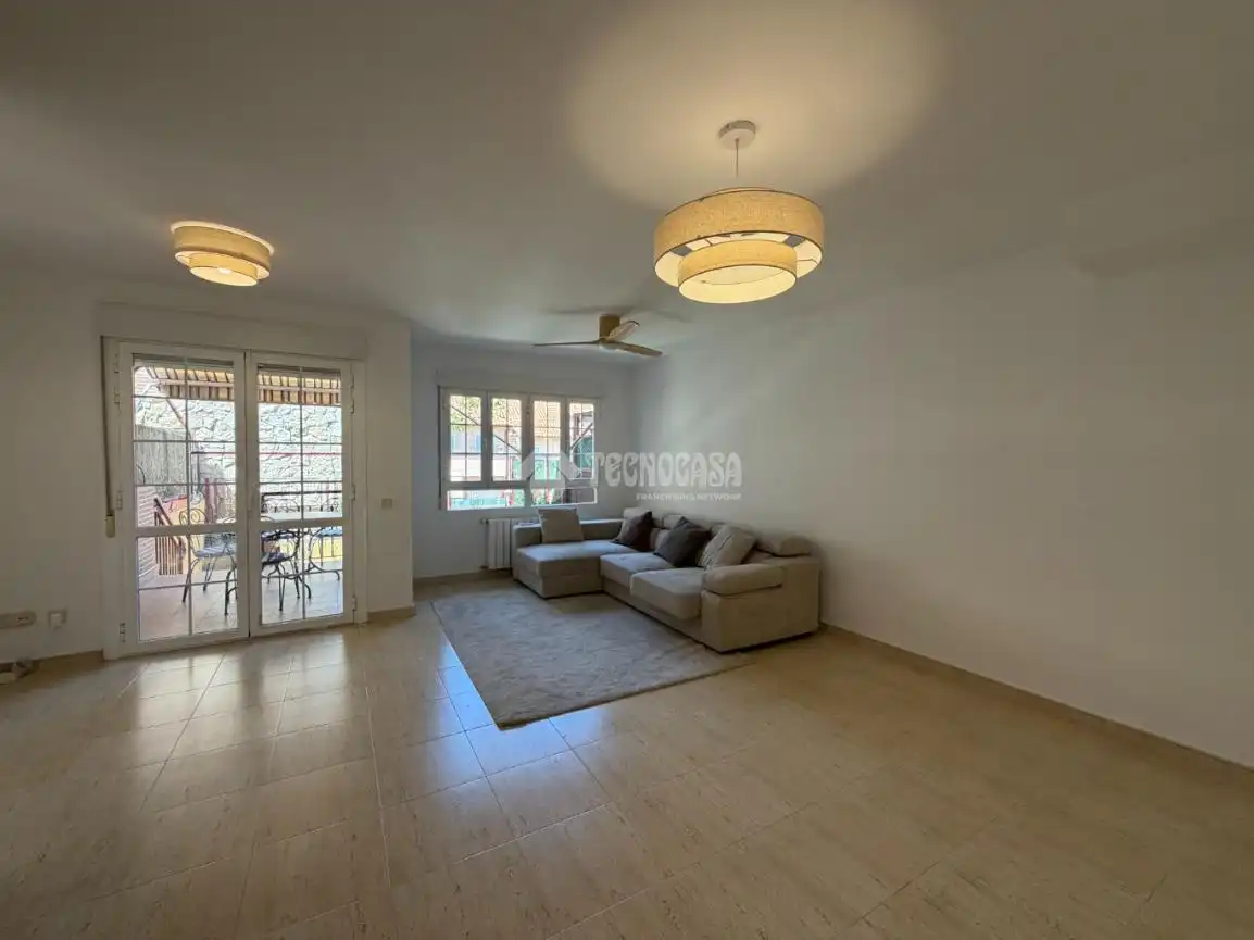 Sala de estar de Casa adosada de alquiler en Algete con Aire acondicionado, Calefacción y Jardín privado