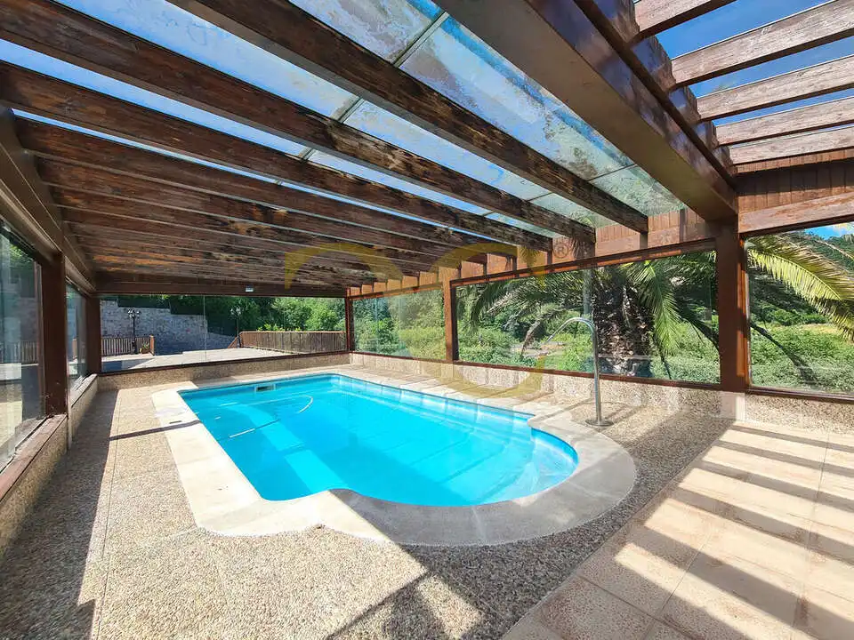 Piscina de Casa o xalet en venda en Oviedo  amb Calefacció, Jardí privat i Terrassa