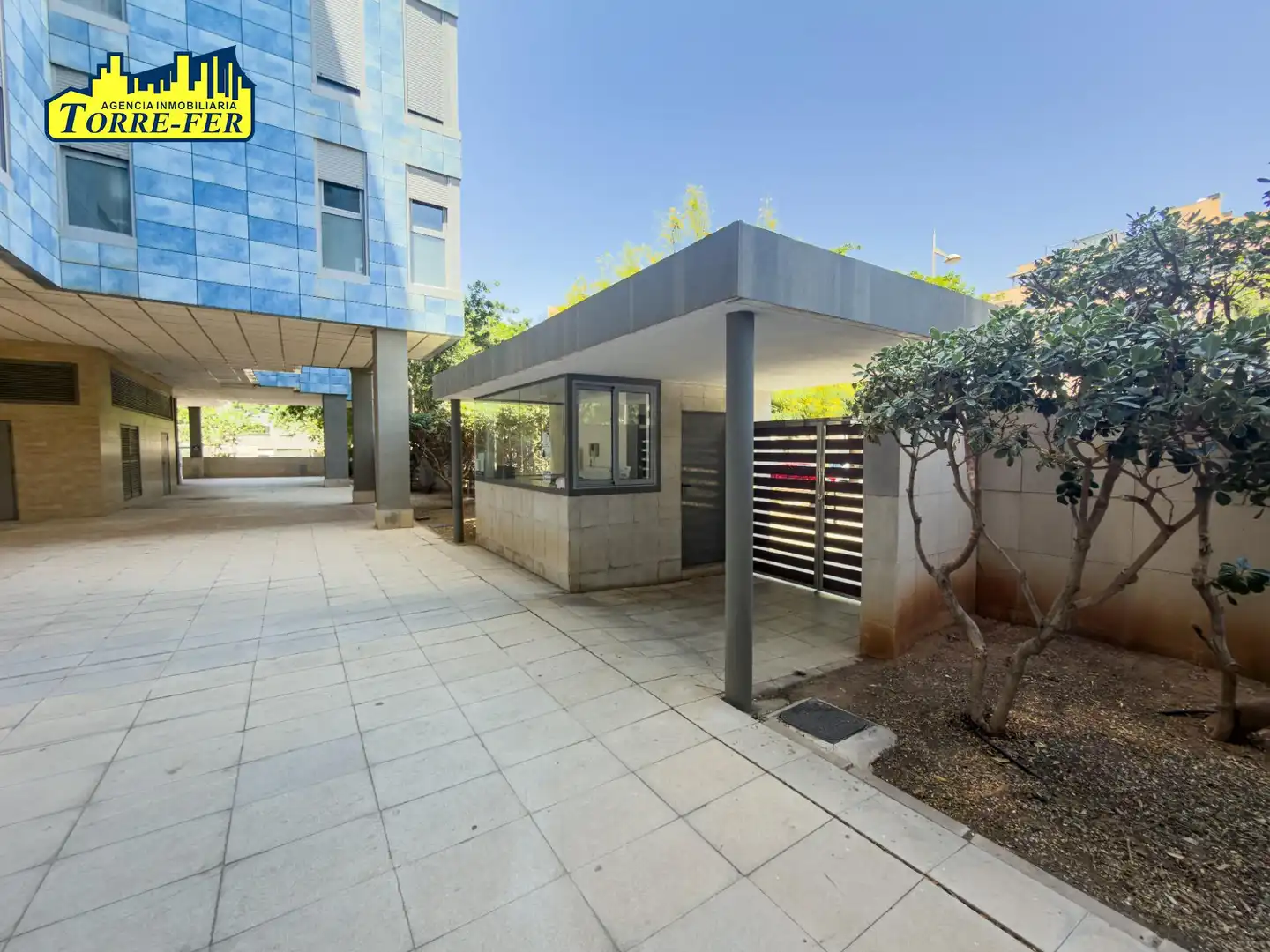 Vista exterior de Pis en venda en Almería amb Aire condicionat, Jardí privat i Parquet