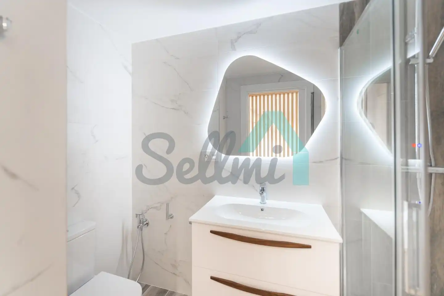 Baño de Piso de alquiler en Oviedo  con Calefacción y Amueblado