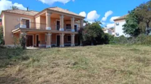 Chalet independiente de estilo mediterráneo con amplia parcela y piscina privada en Estepona, imatge 2