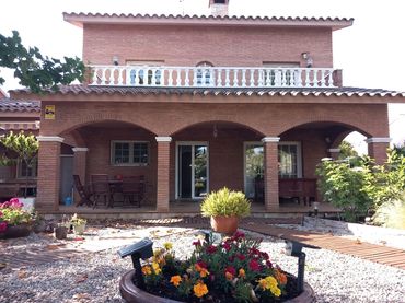 Casa amb balcó en venda a Pacs del Penedès