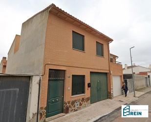 Vista exterior de Casa o xalet en venda en Añover de Tajo amb Jardí privat, Terrassa i Traster