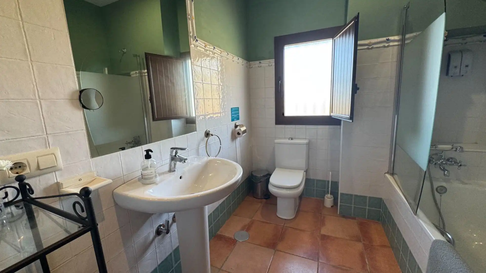 Baño de Finca rústica en venta en Teba con Aire acondicionado, Jardín privado y Piscina