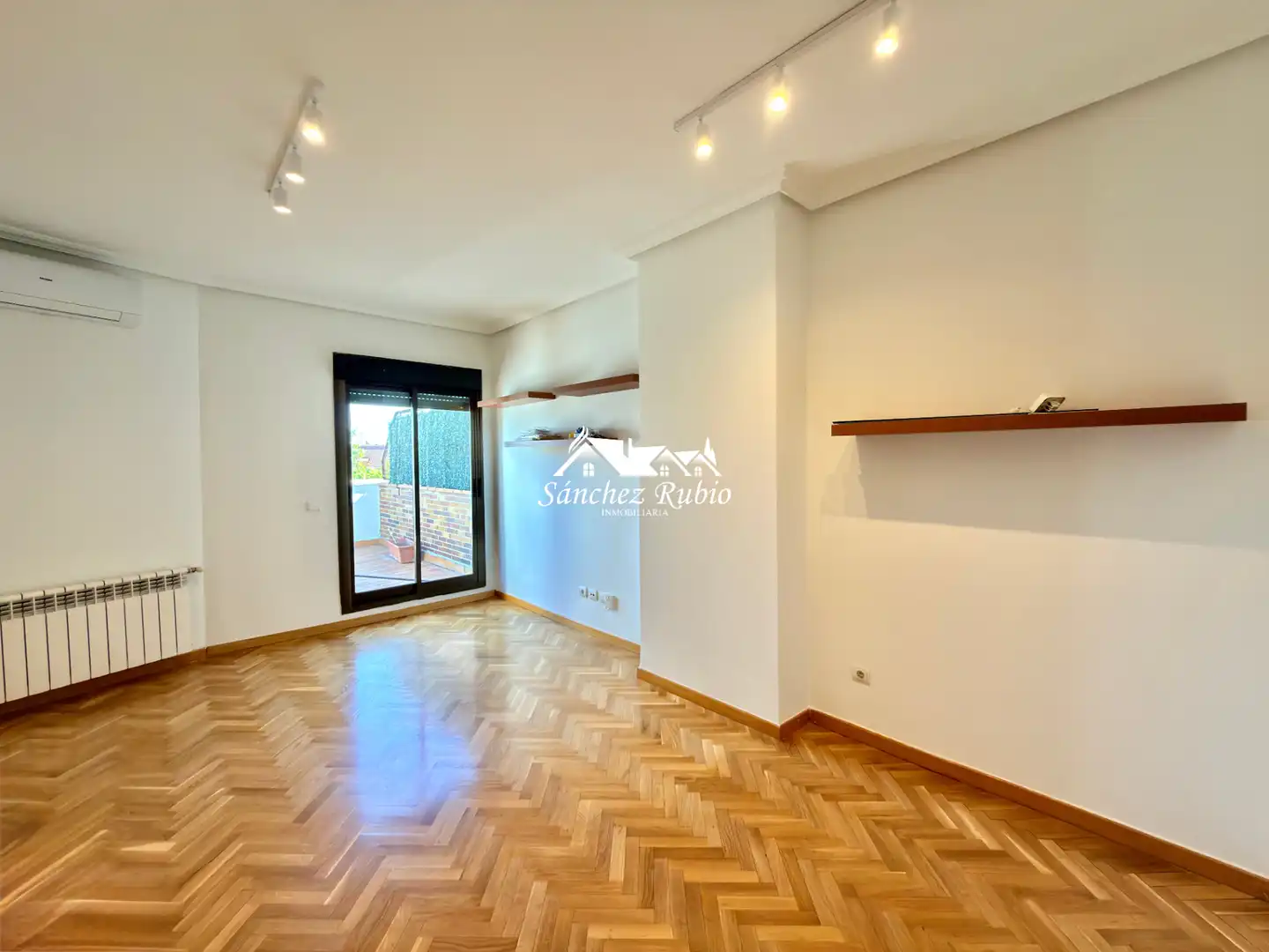 Exterior view of Attic for rent in Las Rozas de Madrid  with Air Conditioner, Heating and Parquet flooring