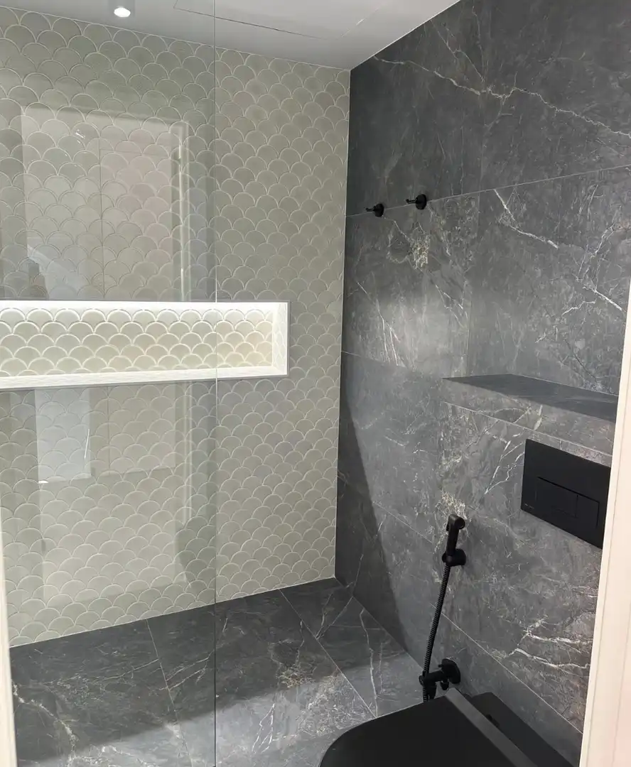 Baño de Casa adosada en venta en Benahavís con Aire acondicionado, Calefacción y Jardín privado