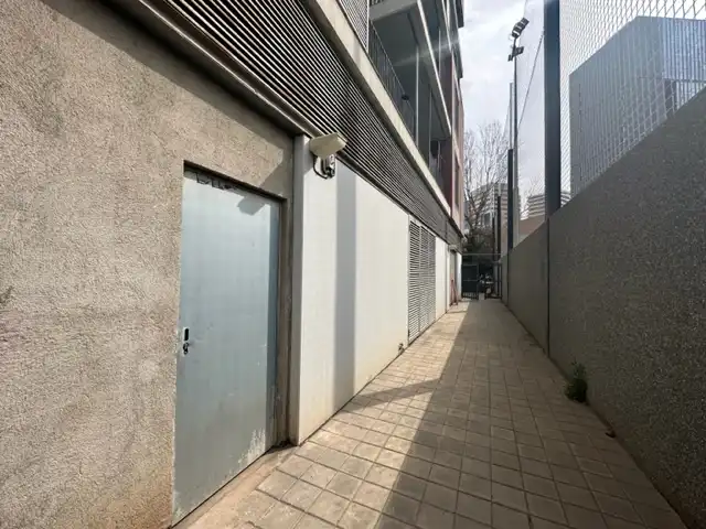 Vista exterior de Local en venda en L'Hospitalet de Llobregat amb Terrassa i Alarma