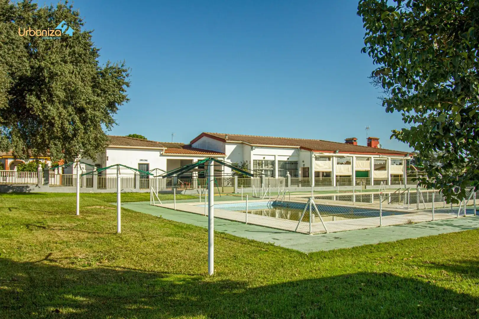 Schwimmbecken von Haus oder Chalet zum Verkauf in Badajoz mit Privatgarten, Terrasse und Abstellraum