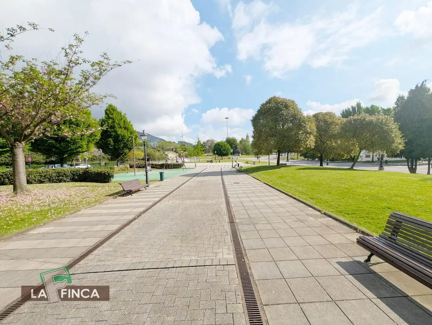 Vista exterior de Apartament en venda en Oviedo  amb Calefacció, Traster i Moblat