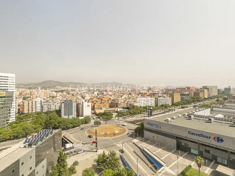 Vista exterior de Oficina de lloguer en L'Hospitalet de Llobregat amb Aire condicionat