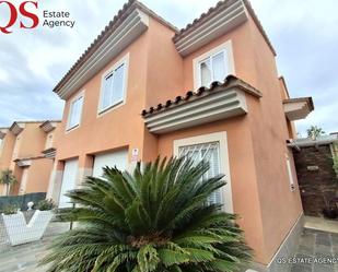 Vista exterior de Casa adosada en venda en Cambrils amb Aire condicionat, Calefacció i Jardí privat