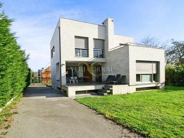 Detached house with balcony for sale in Camino de las Peonias