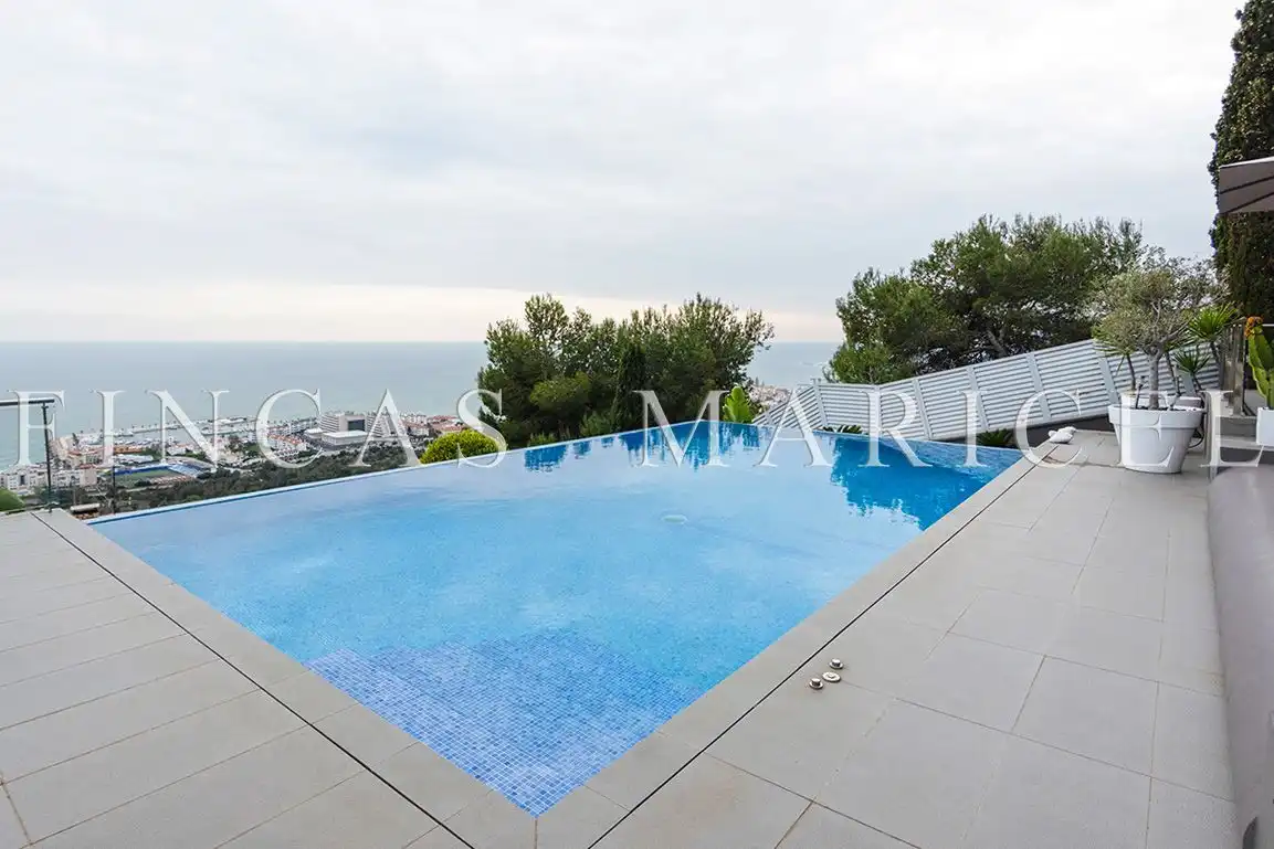 Piscina de Casa o chalet en venta en Sitges con Aire acondicionado, Calefacción y Jardín privado