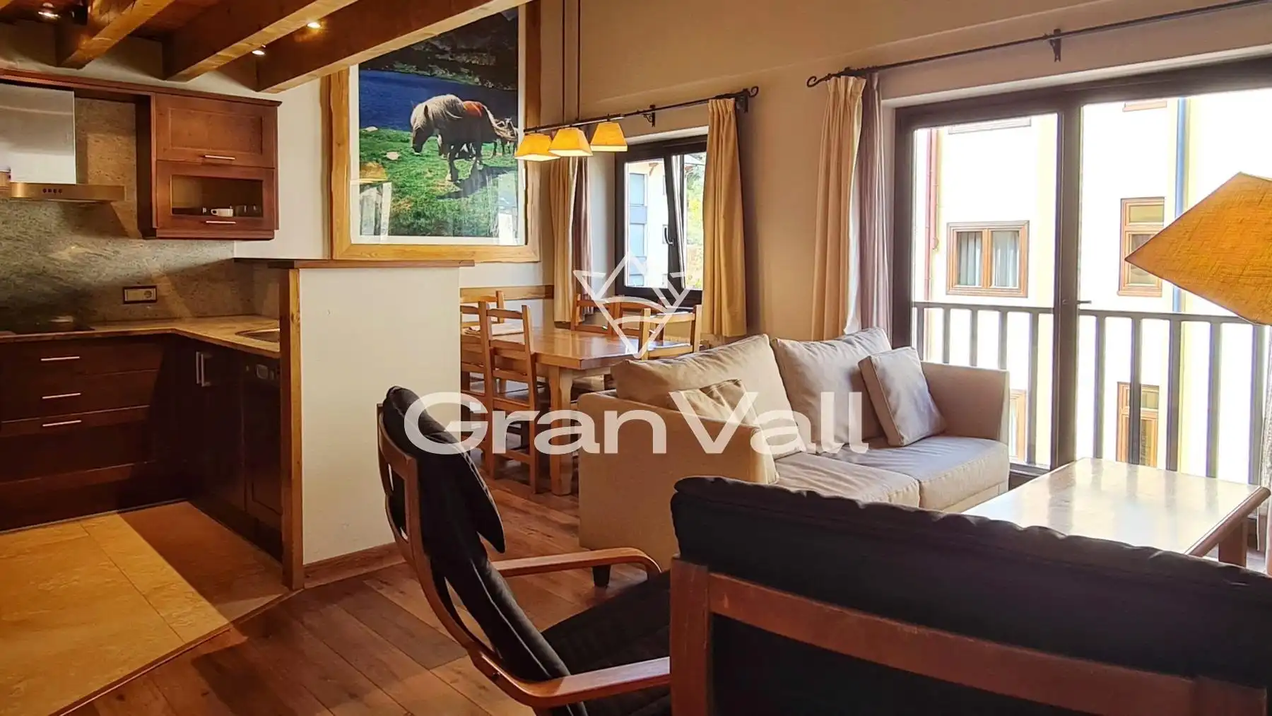 Wohnzimmer von Dachboden zum Verkauf in Alp mit Heizung und Möbliert