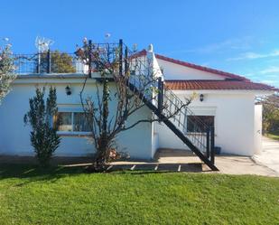 Vista exterior de Casa o xalet en venda en Fuente El Saz de Jarama amb Jardí privat i Piscina