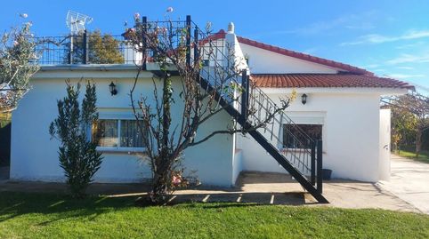 Este FINCA se encuentra Fuente el Saz de Jarama, Madrid.

Se trata de una vivienda unifamiliar independiente de 474m2 construido