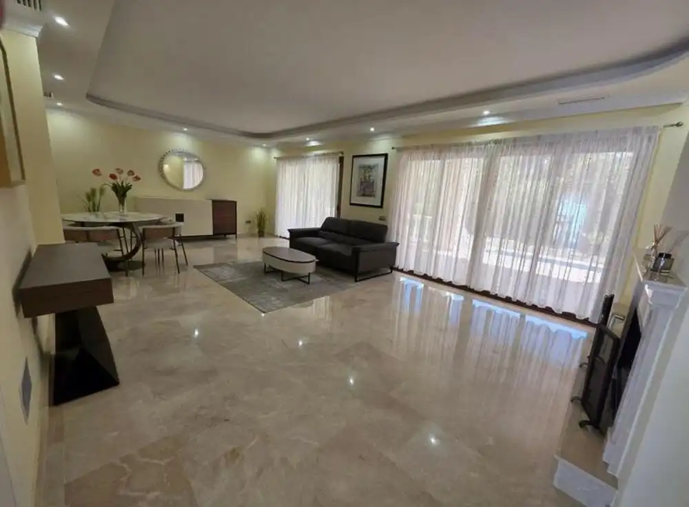 Sala d'estar de Casa o xalet en venda en Marbella amb Aire condicionat, Jardí privat i Terrassa