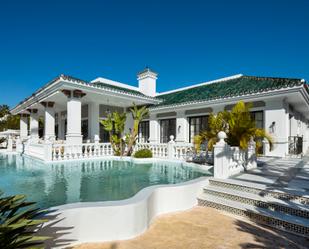 Vista exterior de Casa o xalet en venda en Marbella amb Aire condicionat, Calefacció i Jardí privat