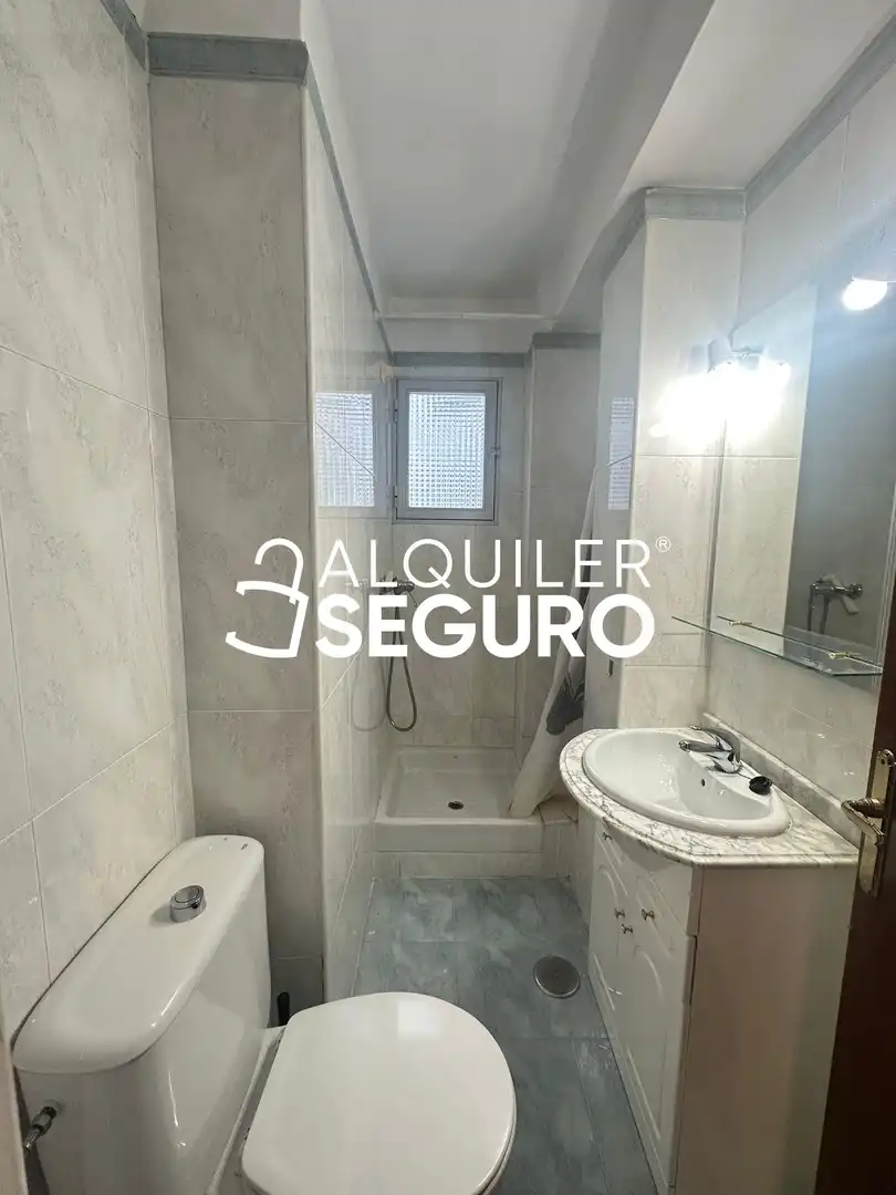 Bany de Pis de lloguer en Madrid amb Calefacció i Terrassa